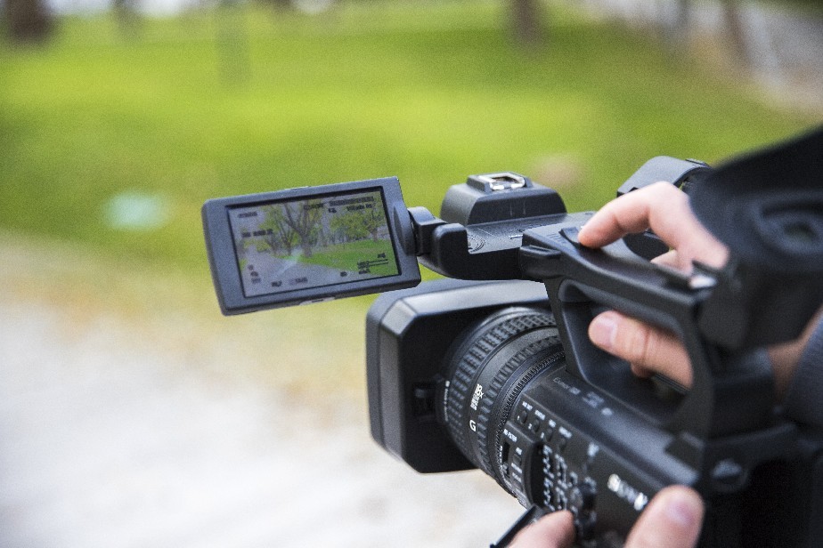 Foto persona sosteniendo una cámara, filmando