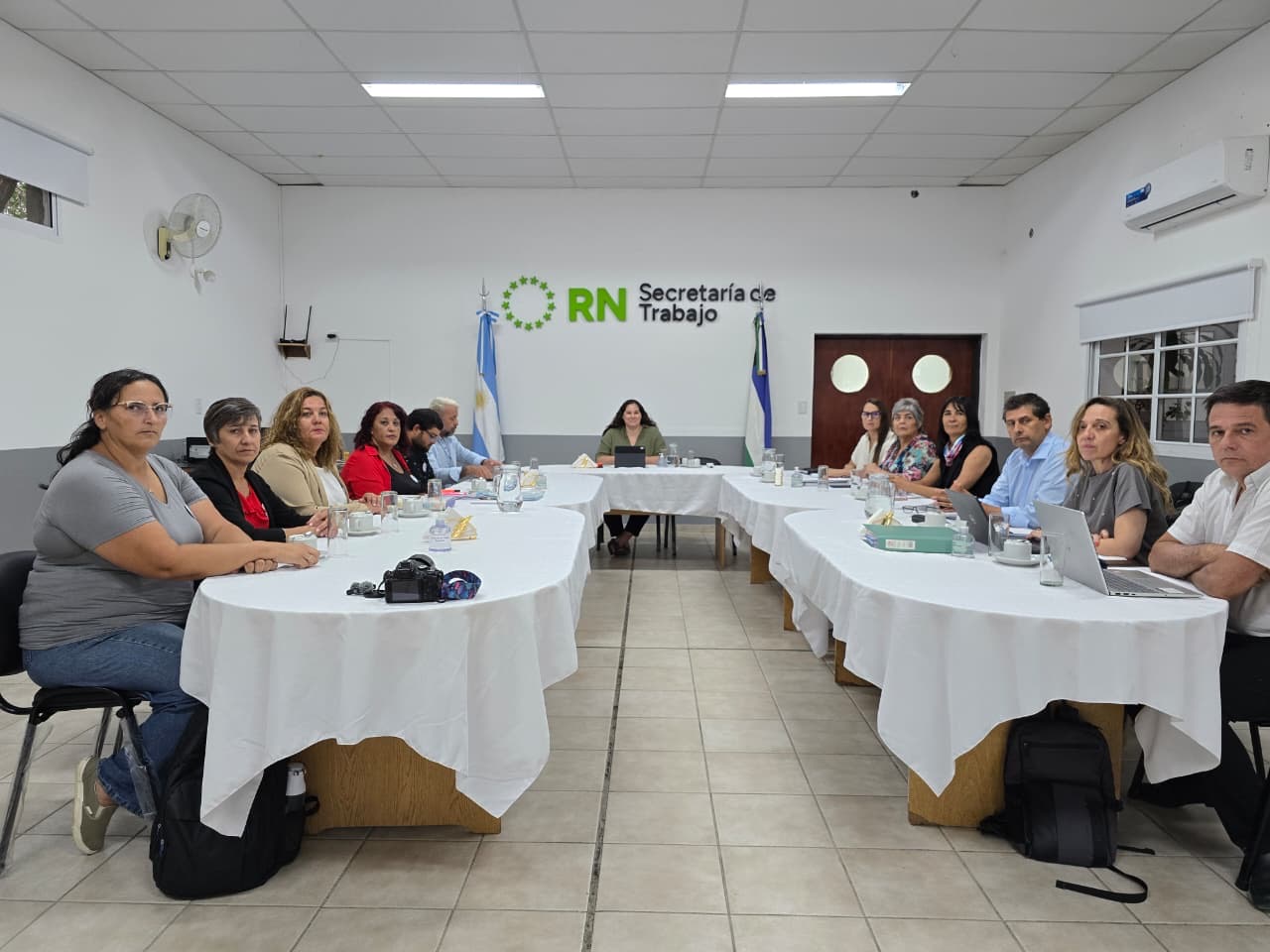 Imagen de funcionarios en paritaria