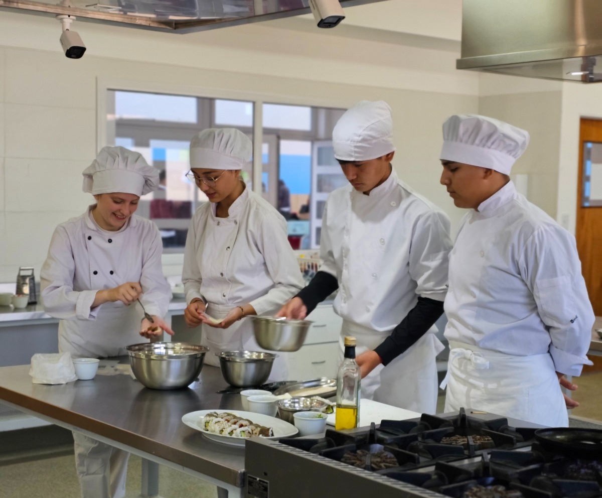 Estudiantes lucen sus platos